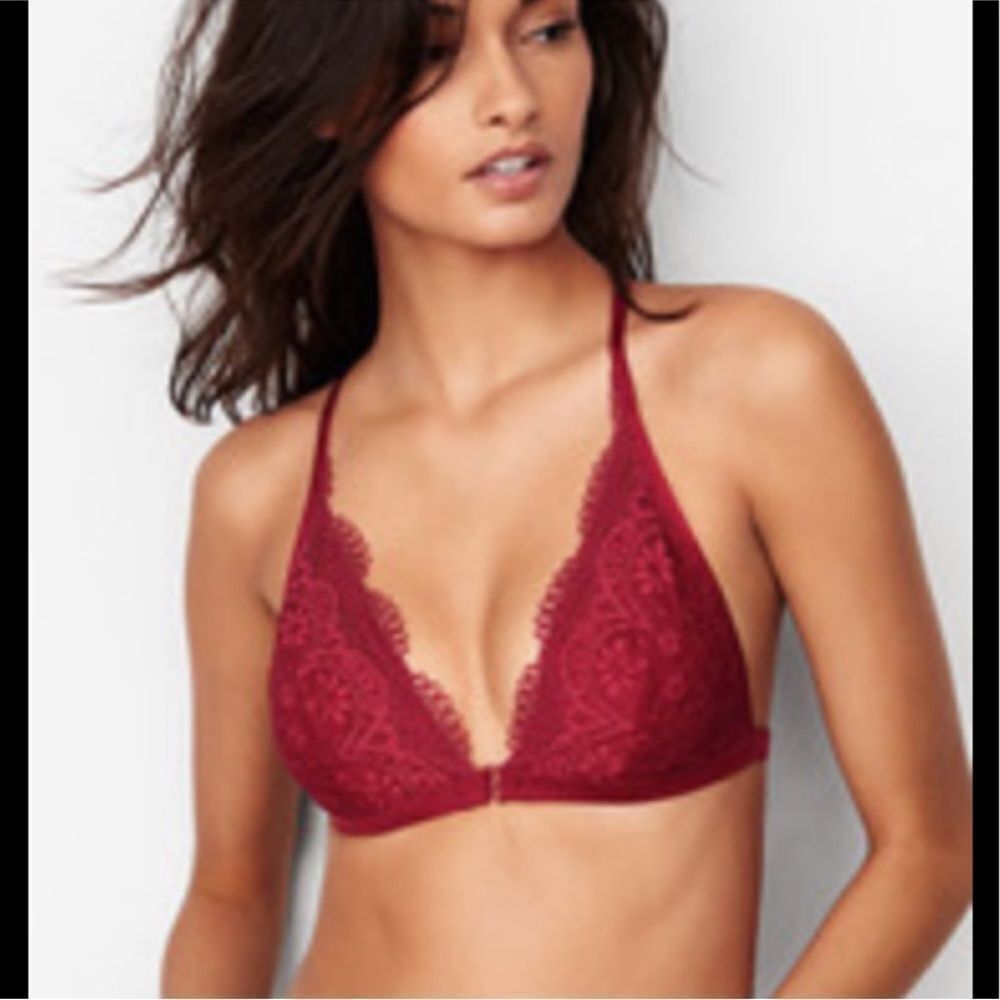 Victoria’s Secret body by Victoria bralette
Size M